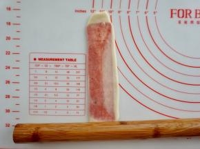 然后取一个面卷，收口向下，擀长；