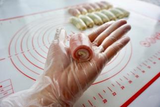 然后自下而上卷起；