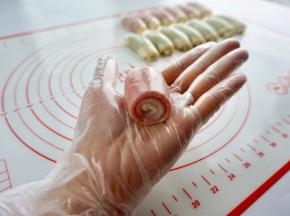 然后自下而上卷起；