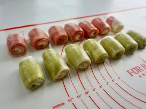 全部卷好后，盖上保鲜膜松弛15分钟。