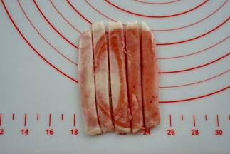 然后切等宽的4刀，成5根面条。