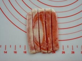 然后切等宽的4刀，成5根面条。