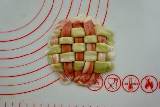 然后把两种颜色的面条交错编起来。