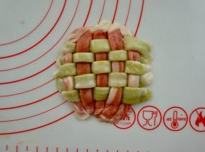 然后把两种颜色的面条交错编起来。