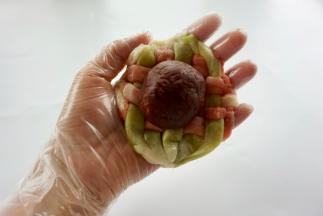 把馅料包入编好的面片