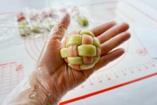 底部收好，揉圆。把剩余的全部包好。