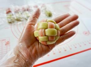 底部收好，揉圆。把剩余的全部包好。