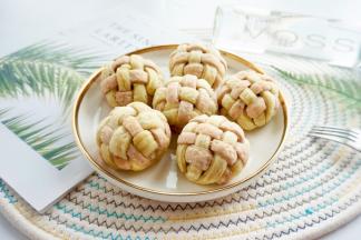 烤箱上下火预热180°，把做好绣球酥胚的放入烤箱，烤制20～25分钟，请根据自家烤箱的脾气调整温度和时间。