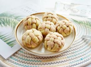 烤箱上下火预热180°，把做好绣球酥胚的放入烤箱，烤制20～25分钟，请根据自家烤箱的脾气调整温度和时间。