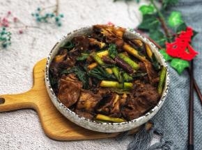 大蒜炒羊肉是最好的搭配，味道好极了！