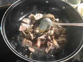 加入白糖，盐，白酒，酱油。