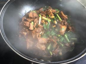 爆火翻炒，炒至大蒜发软加入少量鸡精翻炒即可。