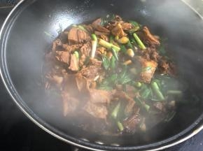 爆火翻炒，炒至大蒜发软加入少量鸡精翻炒即可。
