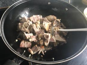 倒入切好的羊肉块。