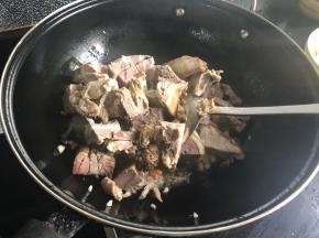 倒入切好的羊肉块。