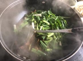 煮至汤汁少了一半以后倒入事先切洗好的大蒜。