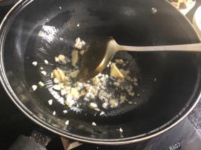 锅里烧热放油，倒入姜片蒜末爆炒出香味。