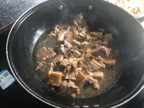 翻炒均匀后大火煮开后转小火炖煮。