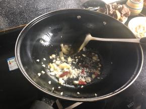 放入红辣椒️炒出辣味。