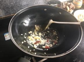 放入红辣椒️炒出辣味。