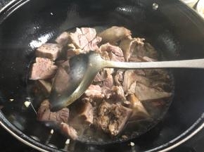 倒入一大碗清水。