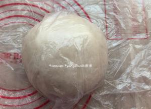 揉至面团光滑，揉圆用保鲜膜盖住，松弛20分钟