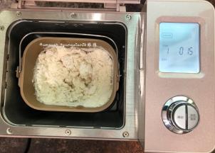 把中筋面粉称好倒入面包机桶内，然后烧开水，烧好的开水称出320克，启动面包机和面功能，倒入开水，我这里用的开水是320克，面粉的吸水量不同，建议先预留出10至20克，以面的干湿度再做调整