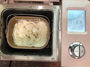 把中筋面粉称好倒入面包机桶内，然后烧开水，烧好的开水称出320克，启动面包机和面功能，倒入开水，我这里用的开水是320克，面粉的吸水量不同，建议先预留出10至20克，以面的干湿度再做调整