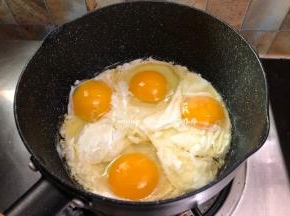 把锅烧热然后注入食用油，鸡蛋我没有打散，因为这样子炒出来的颜色比较丰富多彩，如果你喜欢把鸡蛋打散也是可以的，磕入鸡蛋先别急着去炒它，让先它煎一下