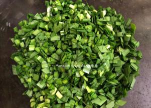 韭菜提前洗干净，控干水份，最好提前两个小时洗好，散开晾干，尽量的让韭菜叶上没有水分，如果还有些许水分的话也可以用厨房纸巾吸干，再切碎备用
