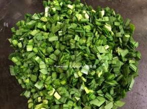 韭菜提前洗干净，控干水份，最好提前两个小时洗好，散开晾干，尽量的让韭菜叶上没有水分，如果还有些许水分的话也可以用厨房纸巾吸干，再切碎备用