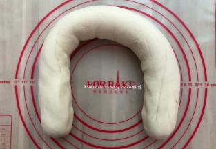 取出面团再次手揉一会儿，揉至光滑，搓成长条