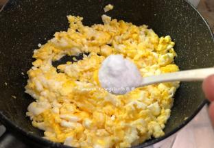 再把鸡蛋炒散，这样炒出来的鸡蛋会好看些，鸡蛋炒7成熟就好，关火，加入少许盐，翻炒均匀，然后先把鸡蛋盛出来晾凉