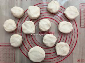 按压成圆饼形状，这样更容易擀成圆形