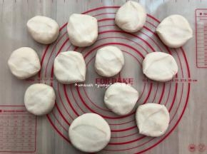 按压成圆饼形状，这样更容易擀成圆形