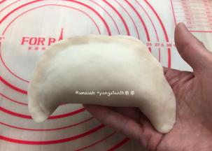 两边合上对齐，封口处要捏紧实，捏薄