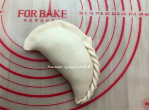 这个是月牙形状，对折捏紧，捏紧后把把边缘的皮先捏簿一点再从下面向上推折，如果不捏花边也可以，这个可以按个人的喜好来