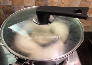 盖上锅盖，小火先焖一分钟