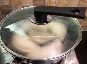 盖上锅盖，小火先焖一分钟