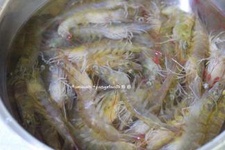 市场买回来新鲜活虾，料理盆中加一勺盐养着泡个半小时