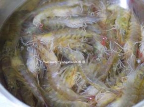 市场买回来新鲜活虾，料理盆中加一勺盐养着泡个半小时