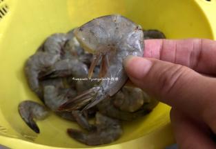 我是把虾头给剪掉了，如果不想剪去虾头的，也要把虾枪剪掉以防吃的时候被扎到。然后把虾线也一并剪掉