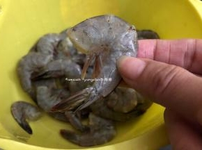 我是把虾头给剪掉了，如果不想剪去虾头的，也要把虾枪剪掉以防吃的时候被扎到。然后把虾线也一并剪掉