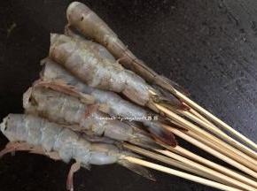 然后用竹签把虾多虾的尾部开始，把虾逐一串好