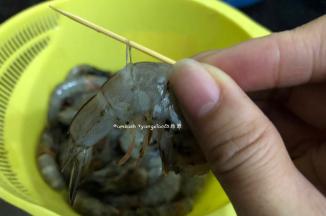 从虾尾的等二节或第三节的位置， 用牙签挑去虾肠 ，和虾线