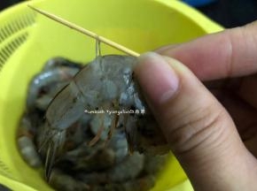 从虾尾的等二节或第三节的位置， 用牙签挑去虾肠 ，和虾线