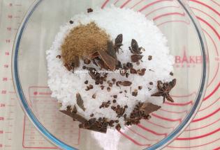 海盐1000g，花椒10g，花椒粉5g，香叶少许，十三香适量，大料（八角）3个，全部放在料理盆中