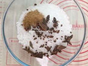海盐1000g，花椒10g，花椒粉5g，香叶少许，十三香适量，大料（八角）3个，全部放在料理盆中