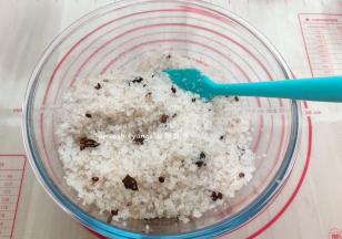 用刮刀先混合均匀备用