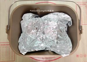 把准备好的锡纸铺垫在面包机桶中